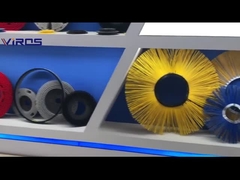 赤い道路の掃除ブラシ