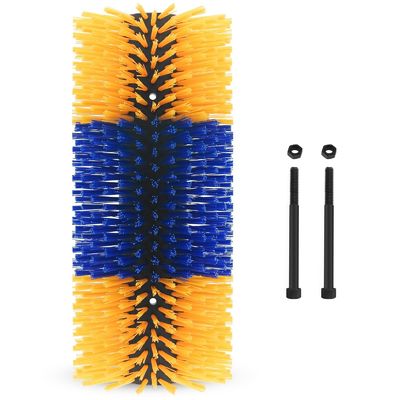 黄色い牛の背中を掻く 牛の背中を掻く マッサージ用刷毛